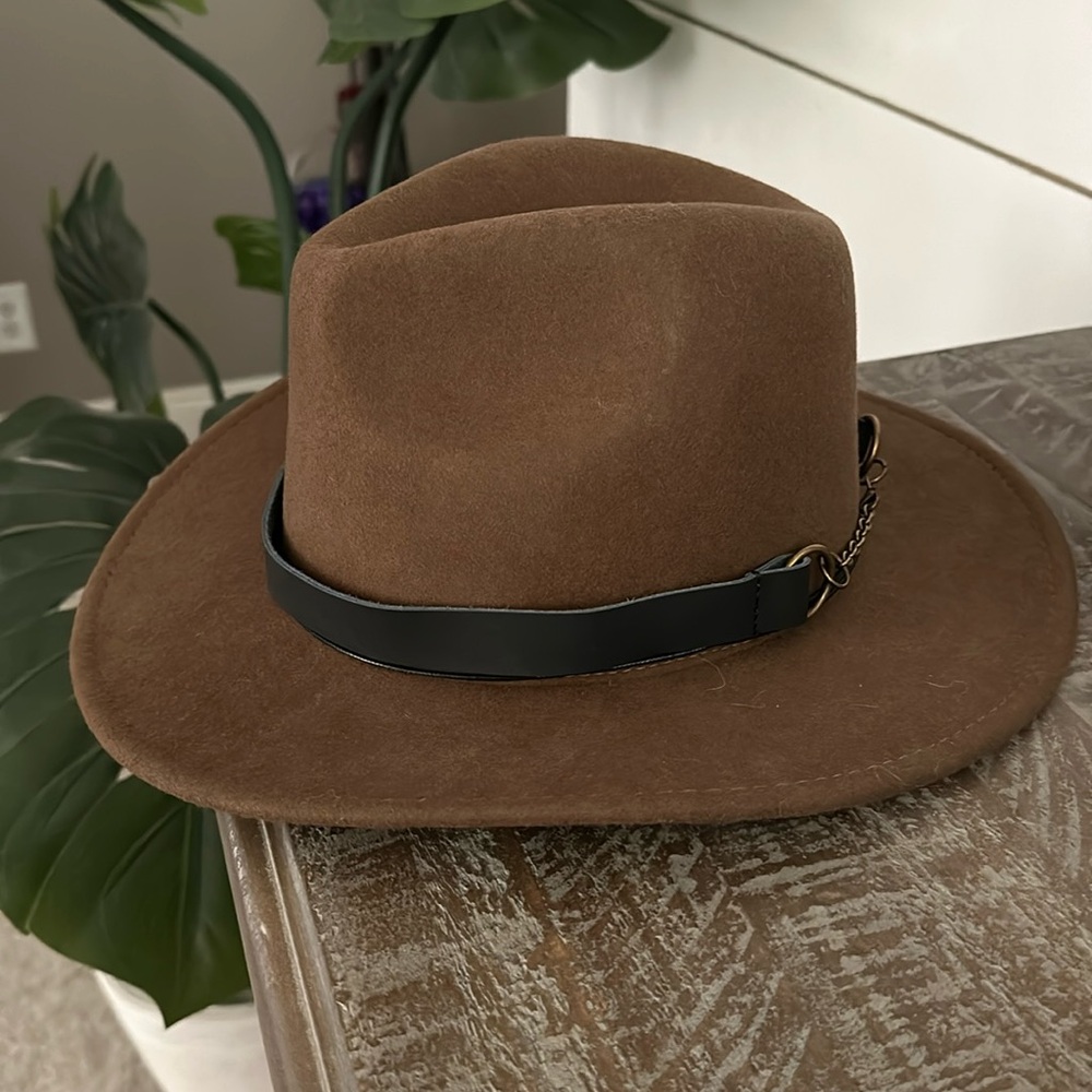 Gigi Pip hat brand new never been worn size small